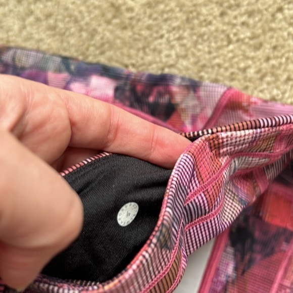 Lululemon pink pattern leggings with mesh size 4 - Picture 4 of 4
